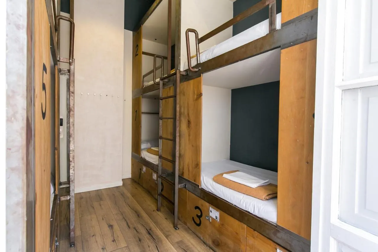 Black Swan Hostel Sevilla Spain
