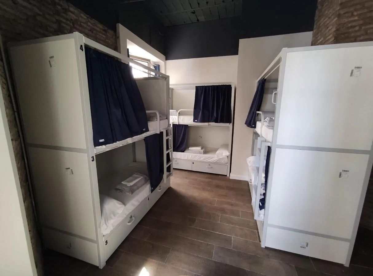 Black Swan Hostel Sevilla Spain