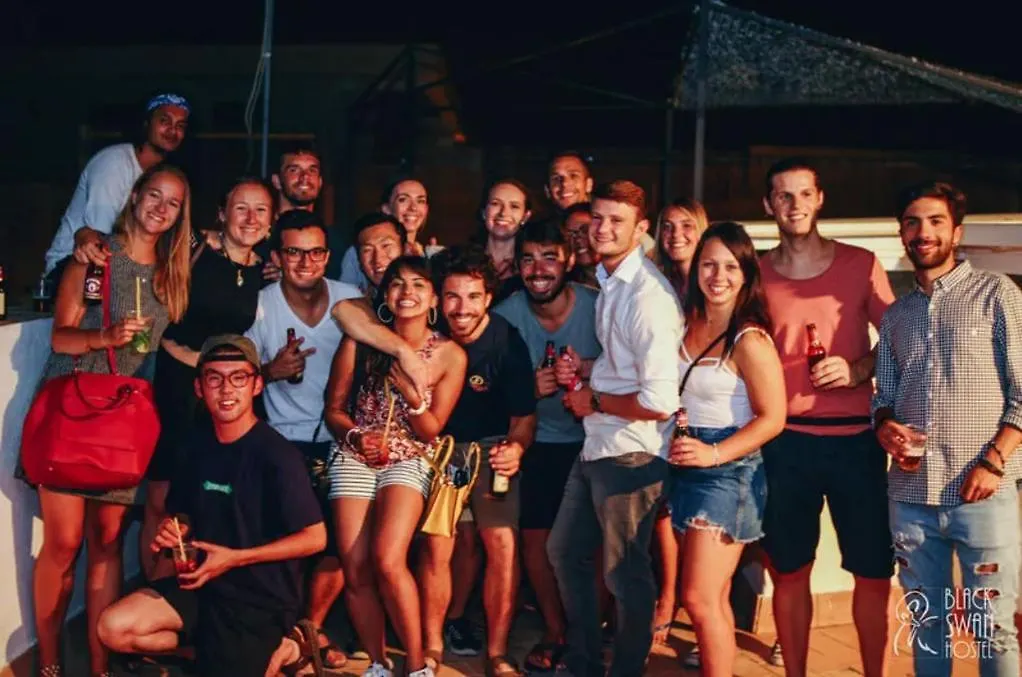 Black Swan Hostel Sevilla contacts