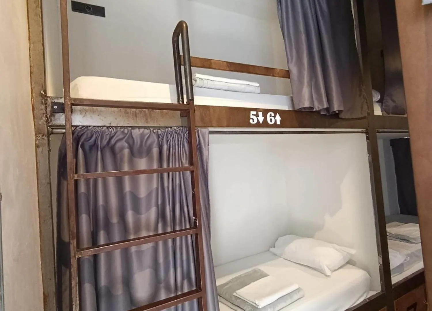 Black Swan Hostel Sevilla